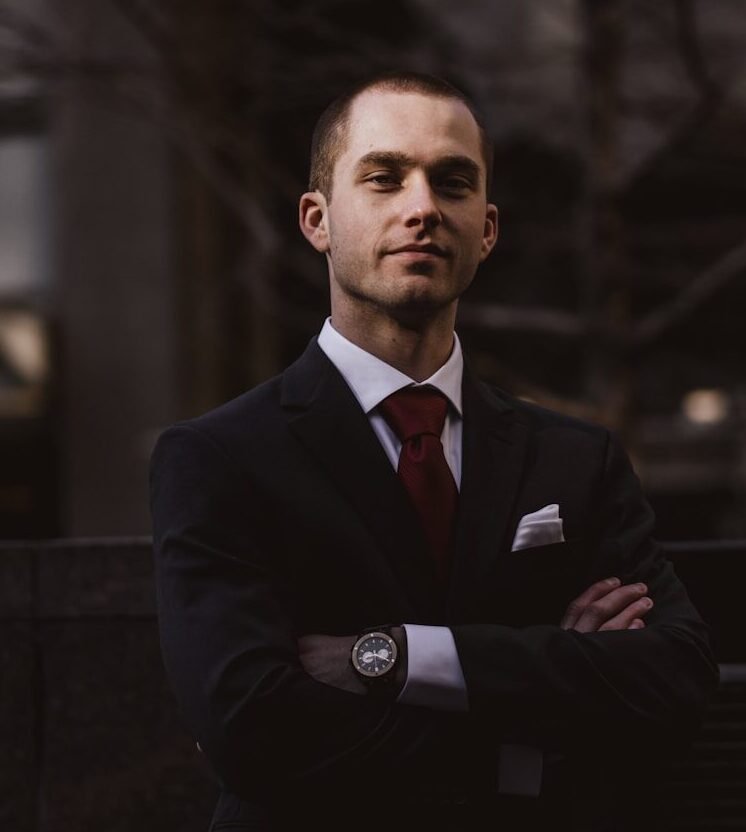 man wearing black notched lapel suit jacket in focus photography